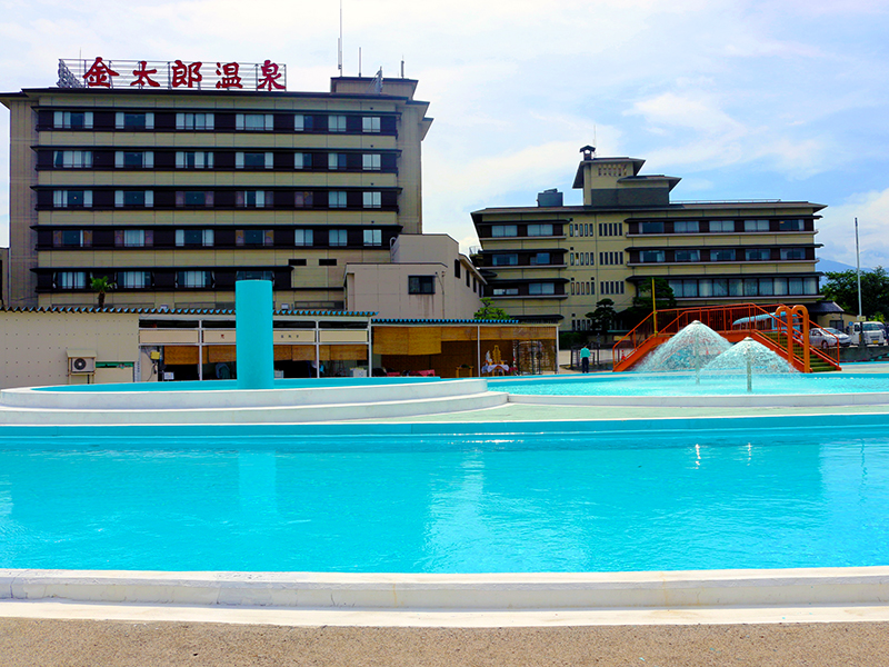 屋外プールOPEN！無料開放中♪夏休みの家族旅行は、温泉＆プールで決まり！ | 新着情報 | 北陸 富山 日本の名湯 金太郎温泉｜富山県 魚津市 温泉 宿｜最安値で予約